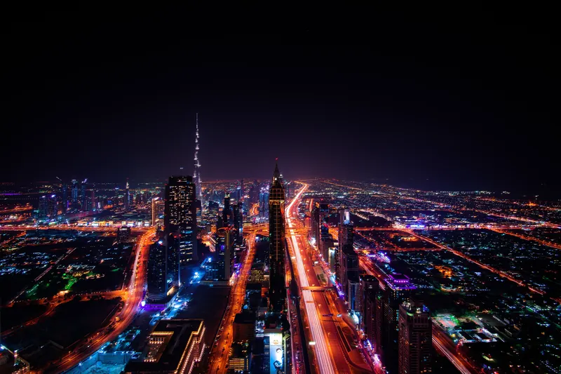 طريق الشيخ زايد ووسط دبي ليلاً